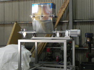 ステンレス製ホッパー付きスクリューフィーダー